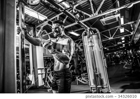 Handsome Muscular Fitness Bodybuilder Doing Heavy Handsome Muscular Fitness Bodybuilder Doing Heavy 34326010