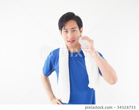 Sports image A man putting a chilled plastic bottle on his face Sports image A man putting a chilled plastic bottle on his face 34328733