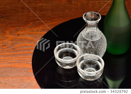 Caution: Small scratches, dust and retouch marks remain on the black tray. Image of sake, cold sake, sake, alcohol. 34328792