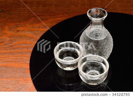 Caution: Small scratches, dust and retouch marks remain on the black tray. Image of sake, cold sake, sake, alcohol. 34328793