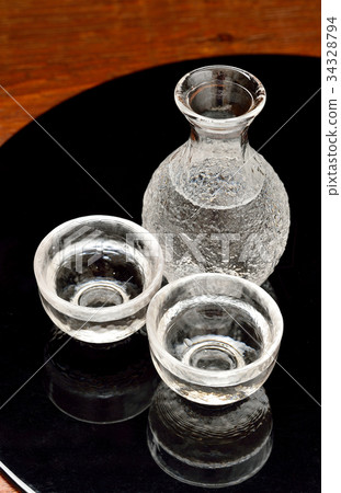 Caution: Small scratches, dust and retouch marks remain on the black tray. Image of sake, cold sake, sake, alcohol. 34328794