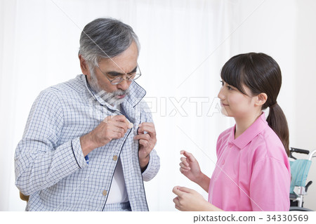 衣服的老年人護理援助現場變更 衣服的老年人護理援助現場變更 34330569