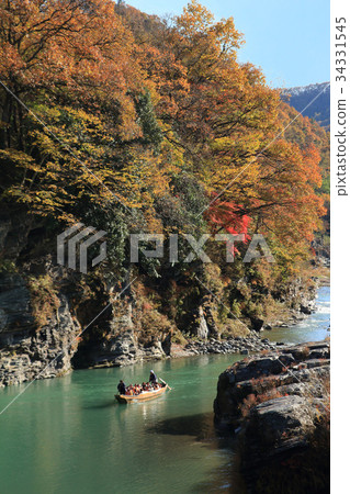 Red wall and rock mat of autumn nagare 34331545