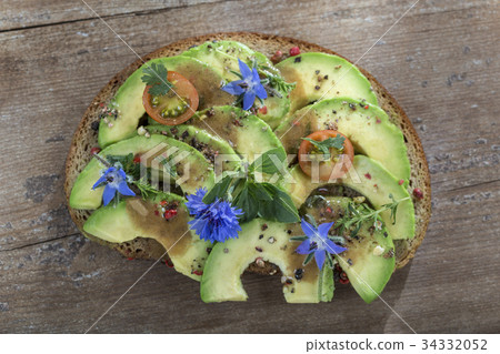 whole wheat bread Avocado, tomatoes, mozzarela   34332052