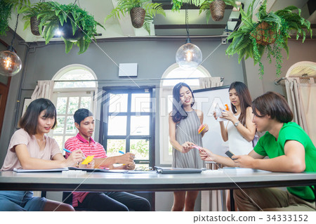 Group of young business people meeting 34333152