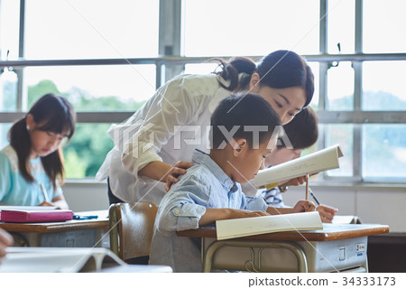 Elementary school class classroom 34333173
