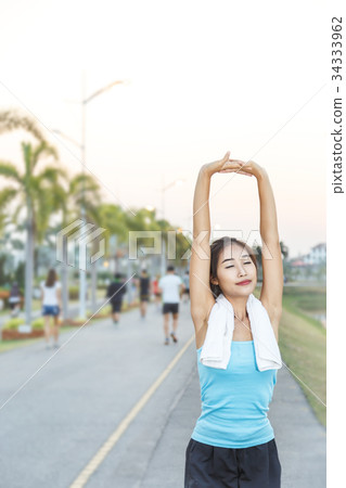 Women are warming up before exercise. 34333962