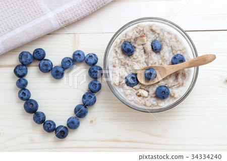 Breakfast of oatmeal with blueberries the heart 34334240