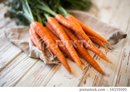 图库照片: fresh organic carrot