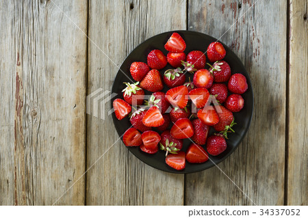 Ripe and delicious strawberries on a plate closeup 34337052