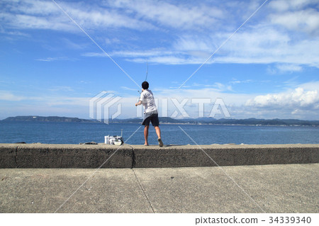 釣魚|在藍天的男性釣魚|漁夫海釣人 釣魚|在藍天的男性釣魚|漁夫海釣人 34339340