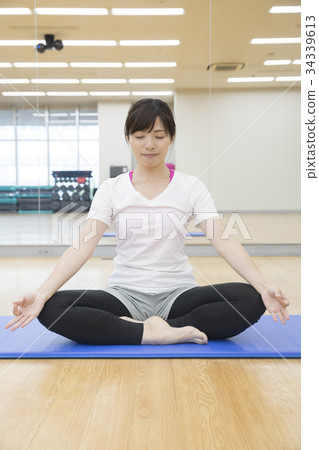 瑜伽工作室冥想zazen女人 34339613