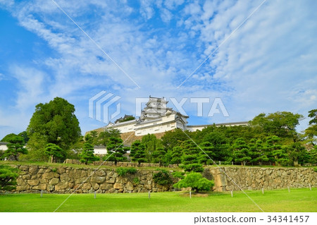 Himeji Castle in autumn (Hyogo Prefecture) 34341457