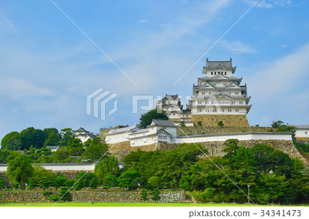 Himeji Castle in autumn (Hyogo Prefecture) Himeji Castle in autumn (Hyogo Prefecture) 34341473