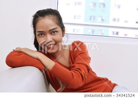 Portrait of beautiful asian woman relaxing on sofa 34341524