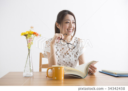 研究的女性 34342438