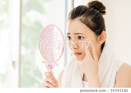 皮膚的麻煩年輕的日本女人 皮膚的麻煩年輕的日本女人 34343180
