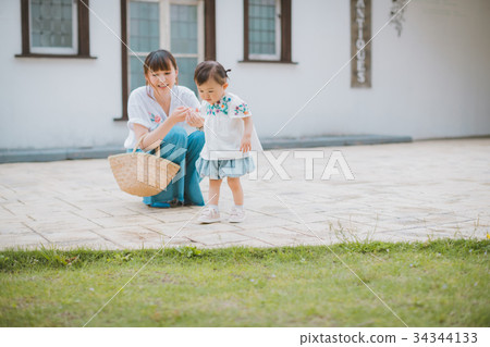 go out, mother and child, a walk 34344133