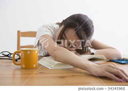 一個睡覺的女人 一個睡覺的女人 34345968
