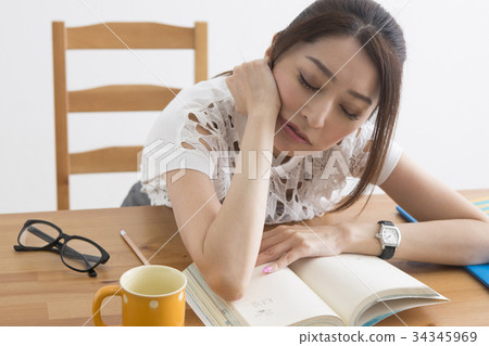 一個睡覺的女人 一個睡覺的女人 34345969