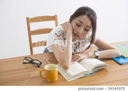 A woman who sleeps A woman who sleeps 34345970