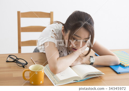 一個睡覺的女人 一個睡覺的女人 34345972