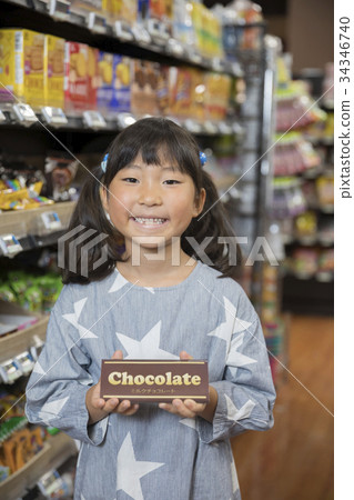 孩子用在糖果櫃檯的巧克力 34346740