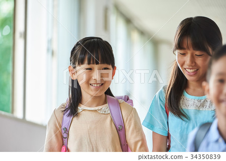小學上學走廊 34350839