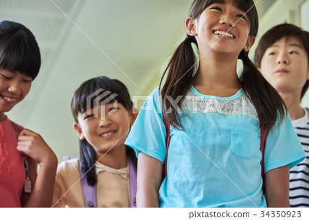 小學上學走廊 34350923