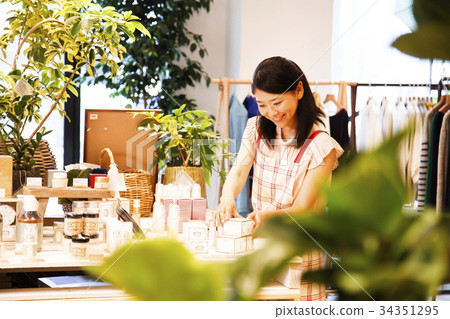 Clerk Salesperson female staff miscellaneous goods select shop photography cooperation: TENOHA DAIKANYAMA 34351295