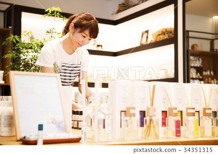 Clerk Salesperson female staff miscellaneous goods select shop photography cooperation: TENOHA DAIKANYAMA Clerk Salesperson female staff miscellaneous goods select shop photography cooperation: TENOHA DAIKANYAMA 34351315