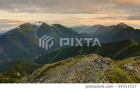 從Kitadake Pass線看到的早晨Senjogatake和Kaikomagatake 從Kitadake Pass線看到的早晨Senjogatake和Kaikomagatake 34353317