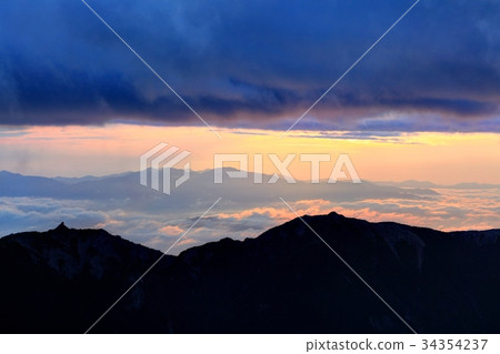 從Kitadake Pass線看到的早晨燒山Haksan和Oku-Chichibu-Ren 從Kitadake Pass線看到的早晨燒山Haksan和Oku-Chichibu-Ren 34354237