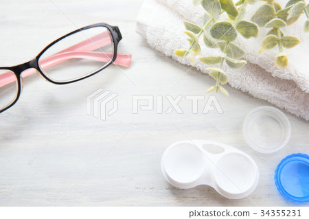 視力下降•戴隱形眼鏡在眼睛上。更換眼鏡。清潔隱形眼鏡。 ‥ 34355231