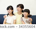 放鬆在沙發的姐妹和母親 34355604
