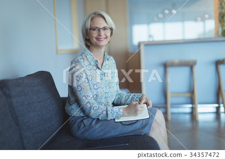 Portrait of smiling businesswoman 34357472