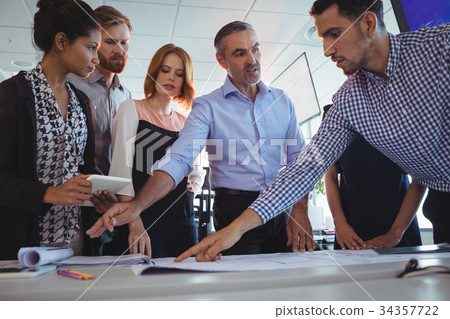 Creative business team discussing at desk 34357722