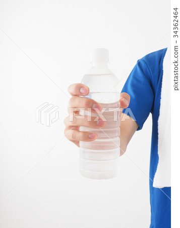 Sport image Men's hand holding a chilled plastic bottle 34362464