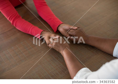 Mother and daughter holding hands in floor 34363582