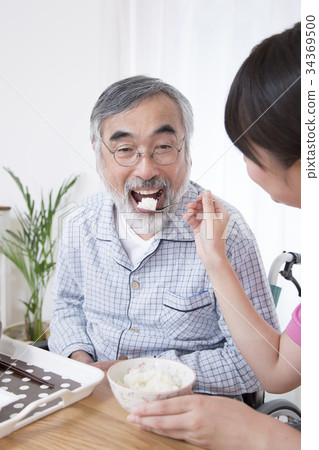 Elderly person care assistance scene food assistance carer 34369500