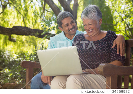 Senior couple using laptop 34369922