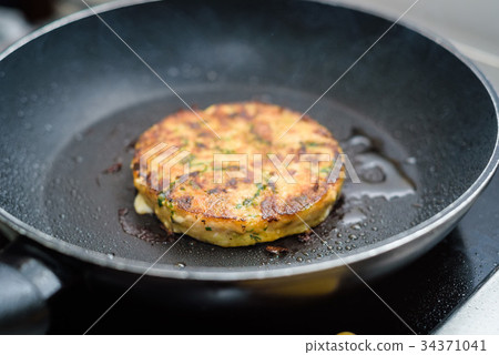 Preparing delicious hamburger patty 34371041