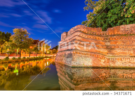 圖庫照片: chiang mai old city wall