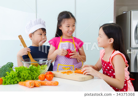 Young chef 34375308