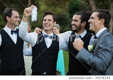 Man holding wreath in garden 34376145