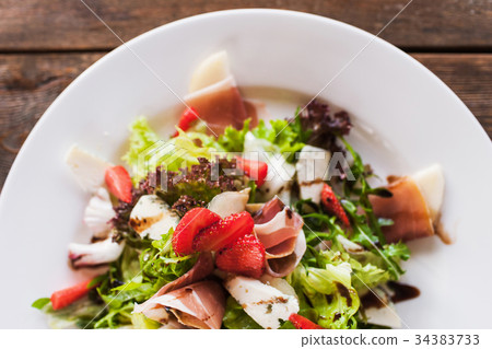 圖庫照片: fresh green salad with parma ham and blue cheese