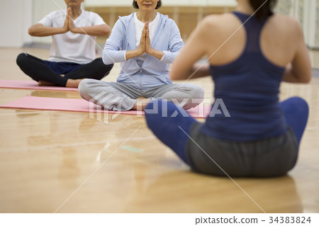 對資深夫婦的教練員教的瑜伽 對資深夫婦的教練員教的瑜伽 34383824