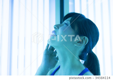 進入曬黑機的女人 進入曬黑機的女人 34384114