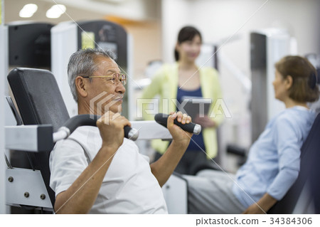 接受肌肉訓練的資深夫婦 34384306