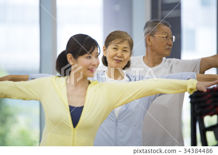 瑜伽image_資深夫婦和教練員 瑜伽image_資深夫婦和教練員 34384486